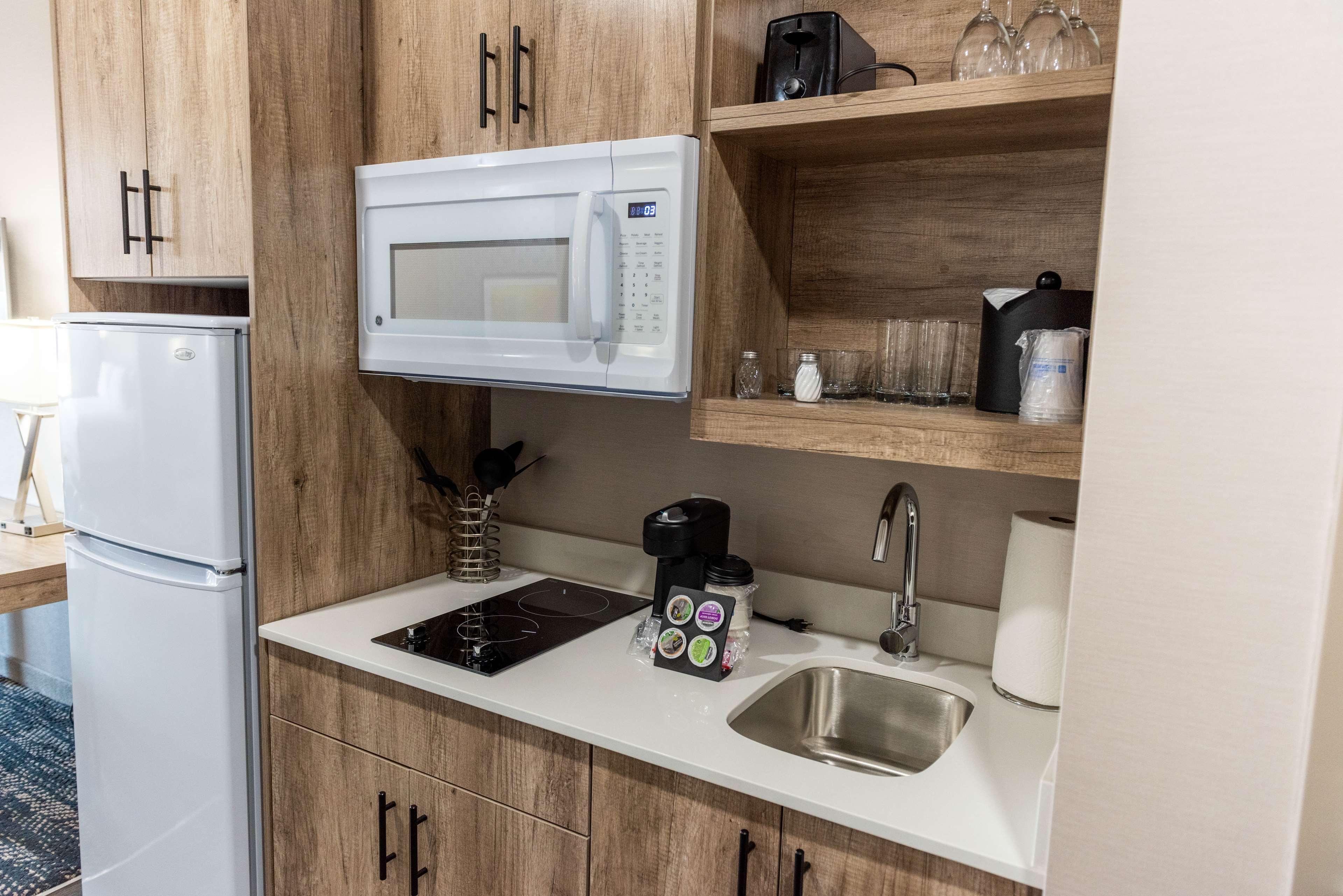 Best Western Premier Executive Residency Медисин Хет Екстериор снимка